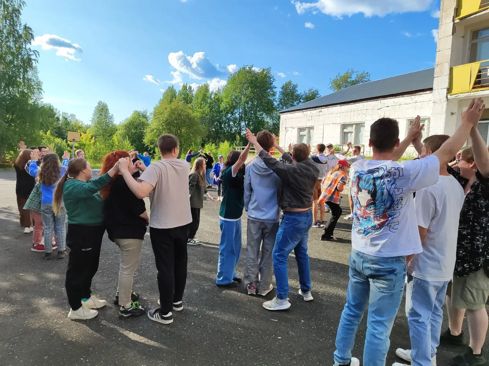 Квест «Мы одна команда»: участники держатся за руки в общем кругу